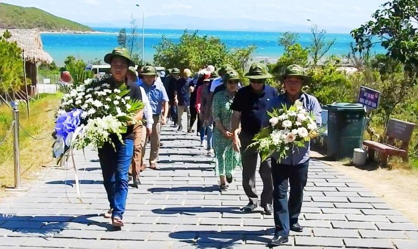  Đoàn Báo PLVN trên đường lên viếng mộ vị Đại tướng huyền thoại. Ảnh: Danh Tạo.