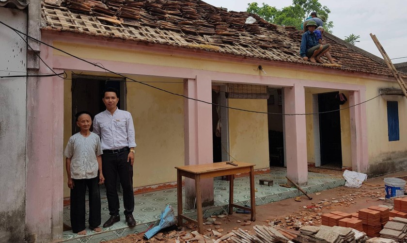 Cụ Hoàng Thị Nhung và tác giả bài báo.