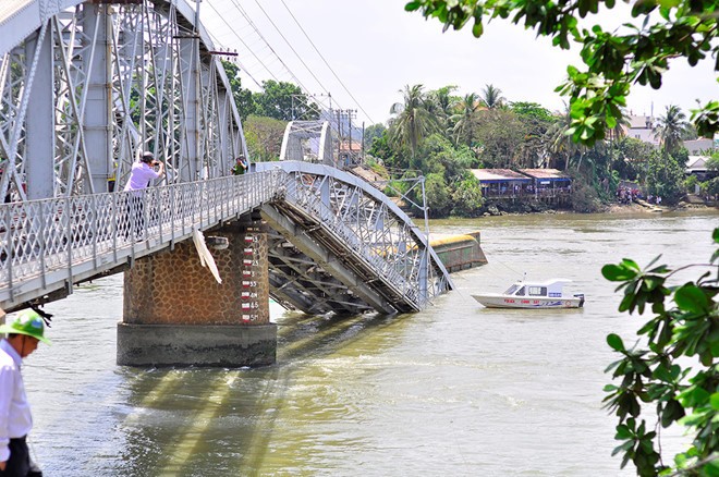 Cầu Ghềnh bị sà lan đâm sập vào ngày 20/3/2016