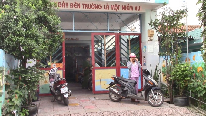 Vợ bất ngờ bị chồng đâm gục tại chỗ sau khi đưa con tới lớp