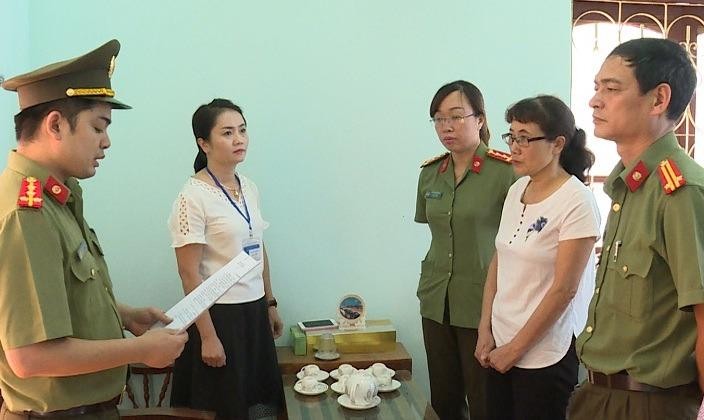 Cơ quan điều tra đọc lệnh khởi tố một đối tượng có dấu hiệu vi phạm trong kỳ thi THPT Quốc gia 2018.