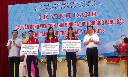 Ông Nguyễn Hồng Diên, UVTW Đảng, Bí thư Tỉnh ủy Thái Bình và ông Đặng Trọng Thăng, Phó Bí thư Tỉnh ủy, Chủ tịch UBND tỉnh trao tặng hoa, bằng khen, tiền thưởng cho các VĐV Thái Bình đạt thành tích cao tại ASIAD 2018.