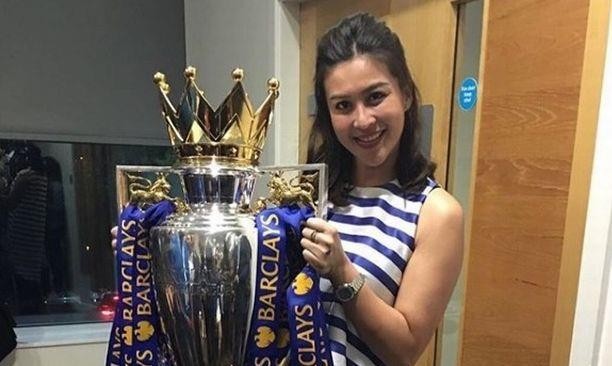 Suknamai chụp hình cùng danh hiệu Premier League mùa giải 2015/16 của CLB Leicester.