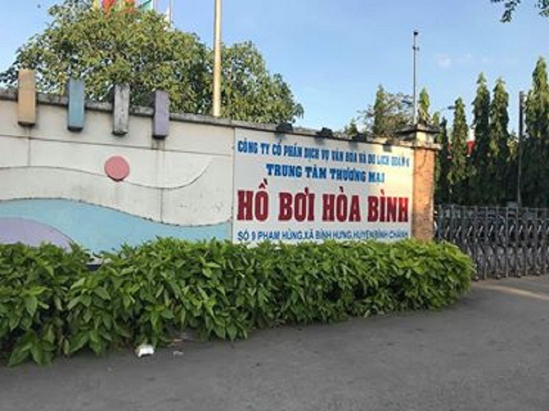 Hồ bơi Hòa Bình. 