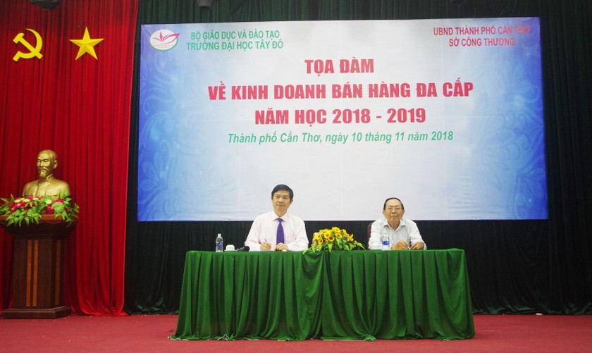 Ông Nguyễn Minh Toại (phía trái) cùng thầy Nguyễn Ngọc Minh giải đáp những khúc mắc của sinh viên tại buổi Tọa đàm.