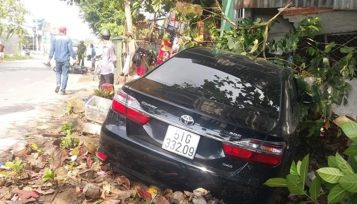 Xe Camry gây tai nạn liên hoàn, đâm sập một nhà ven đường