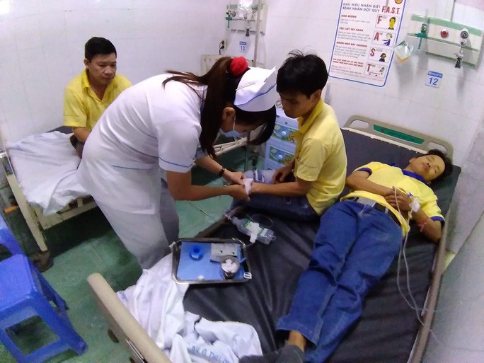 Sau bữa chiều tăng ca, hàng loạt công nhân cấp cứu - Ảnh 1. Sau bữa chiều tăng ca, hàng loạt công nhân cấp cứu - Ảnh 1.