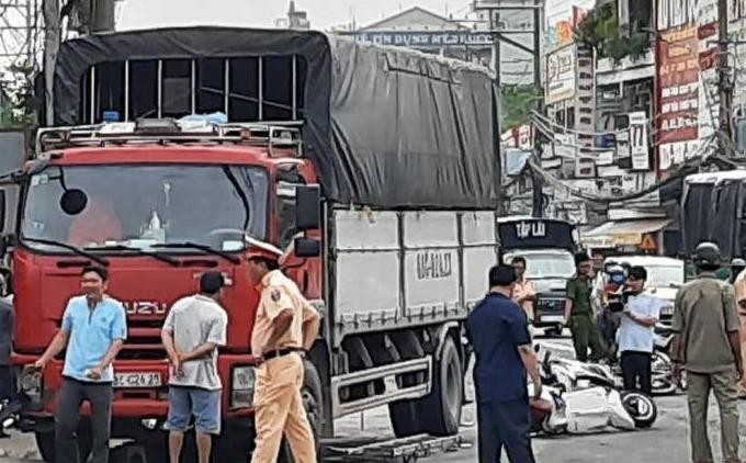 Xe tải tông hàng loạt xe máy đang dừng chờ đèn đỏ