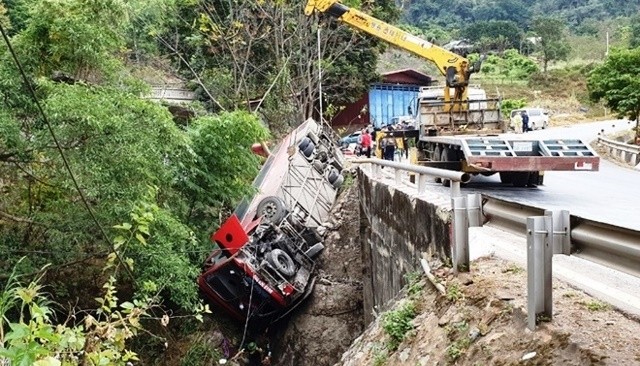 Nguyên nhân vụ lật xe khách chở 36 học viên cao cấp chính trị ở Sơn La