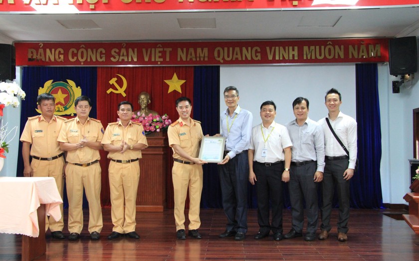 Đại diện Bệnh viện Đại học Y Dược TP.HCM đã đến trụ sở Phòng CSGT ĐB-ĐS gặp gỡ Lãnh đạo Phòng, đồng thời gửi Thư cảm ơn các đồng chí lãnh đạo cùng CBCS CSGT đã hỗ trợ Bệnh viện.