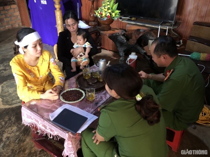 Công an tỉnh Đắk Nông làm việc với gia chị Thảo để phục vụ công tác điều tra. Bắt được kẻ chiếm đoạt 100 triệu của vợ nạn nhân Thủy điện Rào Trăng 3 3