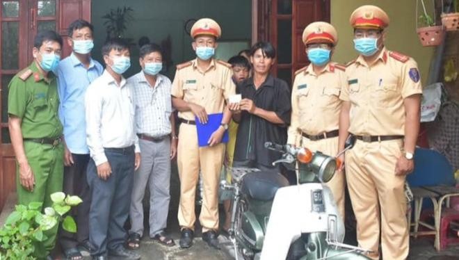 Đội Cảnh sát giao thông, trật tự của Công an huyện Đức Phổ tặng chiếc xe máy mới cho anh Vĩnh (Ảnh: Công an Đức Phổ).