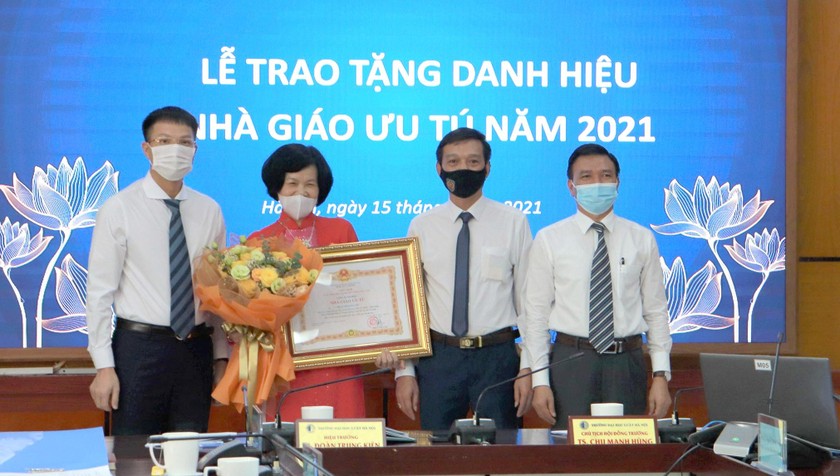 PGS.TS Phạm Thị Giang Thu, Trưởng Bộ môn Luật Tài chính – Ngân hàng, Đại học Luật Hà Nội tại lễ trao tặng Danh hiệu “Nhà giáo Ưu tú”