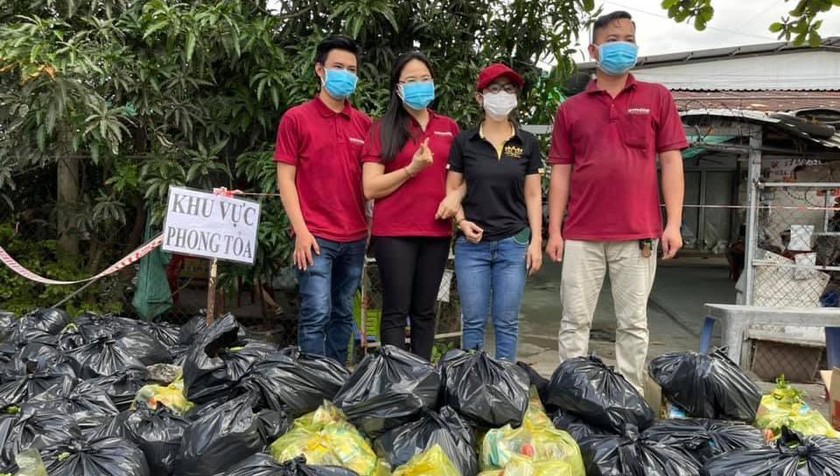  Hàng trăm nhóm thiện nguyện vẫn ngày đêm tỏa đi khắp nơi hỗ trợ người dân gặp khó khăn.