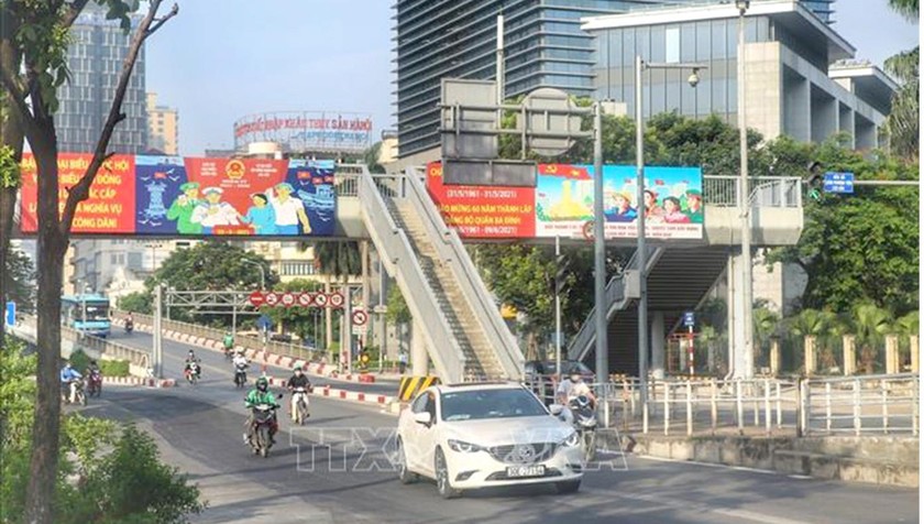 Tại một số tuyến phố, lượng người tham gia giao thông ít hơn hẳn so với cùng giờ trước đây.