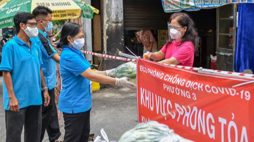 Trao quà cho công nhân ở trọ, người nghèo trong khu phong tỏa.