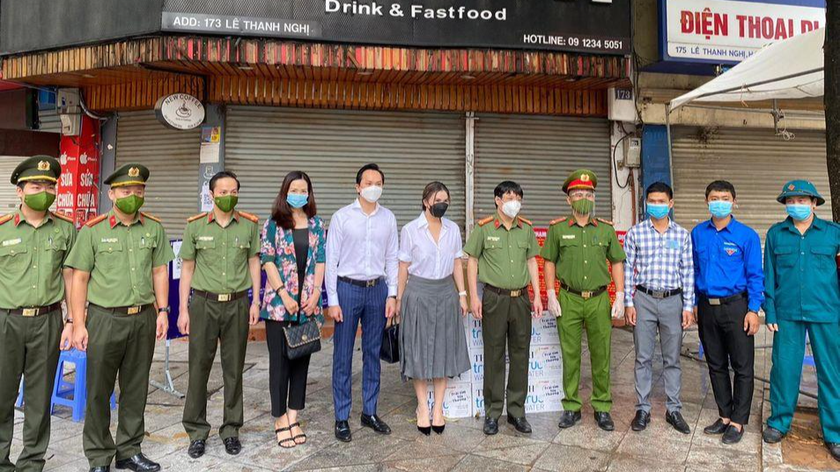 Đoàn công tác thăm hỏi, chia sẻ vất vả với chốt kiểm soát phòng, chống dịch ngã ba Lê Thanh Nghị-Giải Phóng