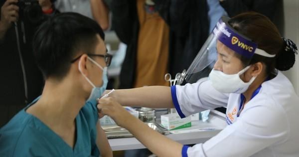 Tiêm 2 mũi vaccine, cơ thể sẽ có nhiều kháng thể hơn.