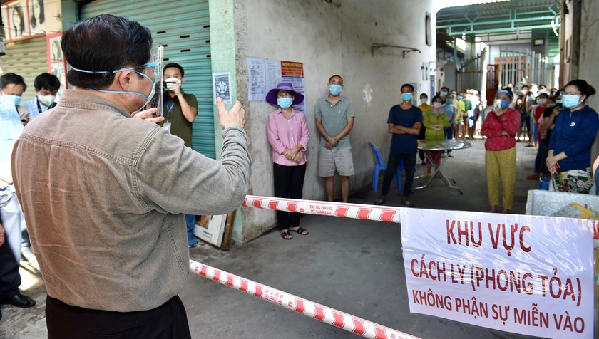 Thủ tướng thăm hỏi và động viên người dân đang thực hiện cách ly phòng chống dịch tại Đồng Nai. Ảnh: VGP/Nhật Bắc