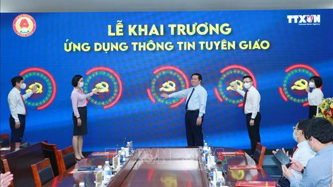 Ông Nguyễn Trọng Nghĩa, Bí thư Trung ương Đảng, Trưởng Ban Tuyên giáo Trung ương và các đại biểu tại Lễ khai trương ứng dụng Thông tin Tuyên giáo.