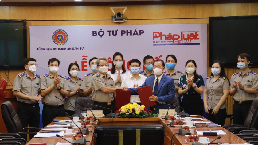 Tổng cục trưởng Nguyễn Quang Thái và Tổng Biên tập Báo Pháp luật Việt Nam Đào Văn Hội ký Quy chế phối hợp.