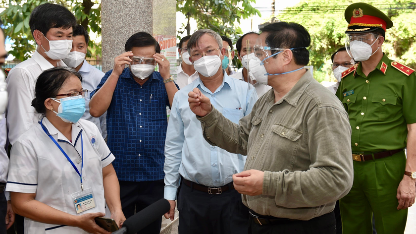 Thủ tướng thăm hỏi người dân khi kiểm tra công tác phòng chống dịch tại Đồng Nai. 