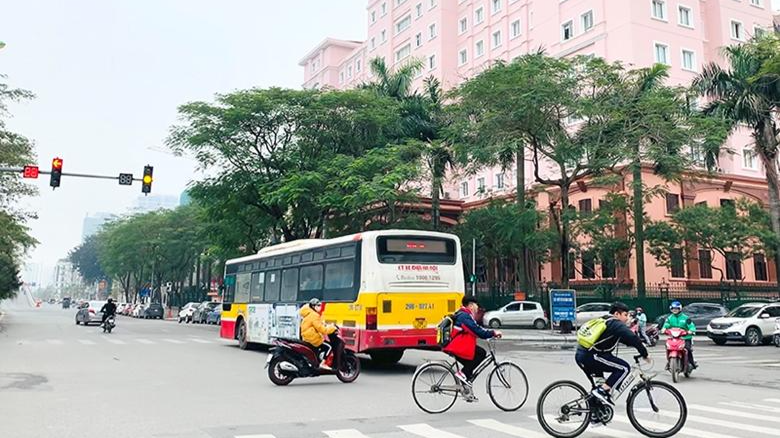  Hà Nội nới lỏng nhiều hoạt động, trong đó có việc cho phép các tuyến xe buýt trở lại hoạt động. 