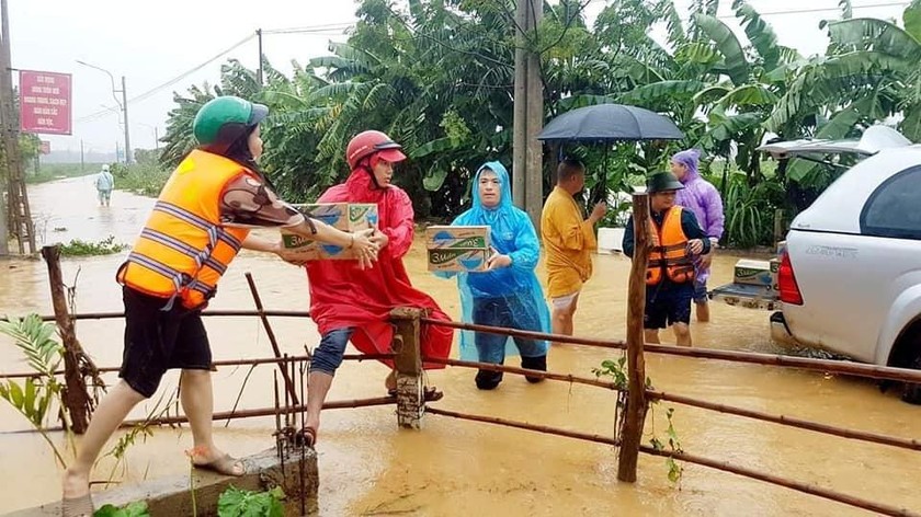 Tinh thần tương thân, tương ái, nghĩa đồng bào là nét đẹp văn hóa của người Việt.