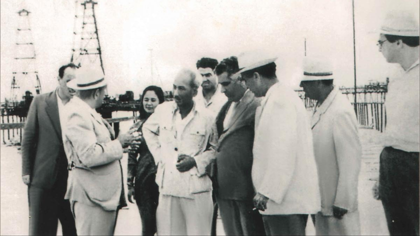 Chủ tịch Hồ Chí Minh thăm mỏ dầu ở Baku năm 1959. (Ảnh do Đại sứ quán Azerbaijan cung cấp). 