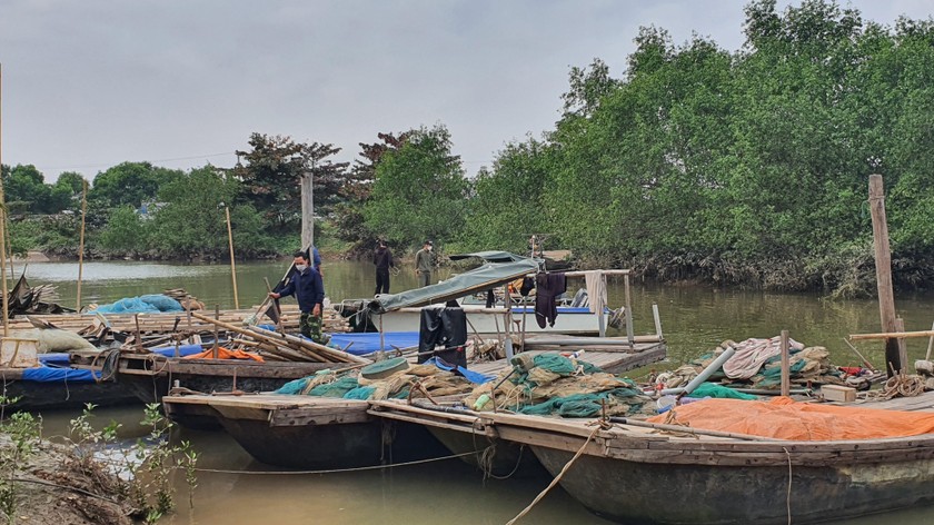 Những chiếc thuyền của ngư dân đã nằm bờ nhiều ngày do không được đi đánh bắt hải sản.