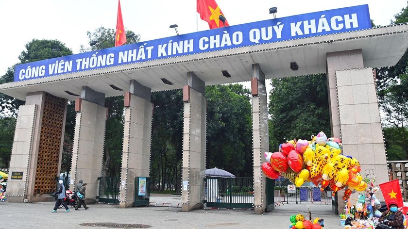 Trong hơn 10 năm qua, Công viên Thống Nhất đã 4 lần điều chỉnh quy hoạch, quản lý nhưng vẫn duy trì hàng rào như ngăn cách với cuộc sống bên ngoài.