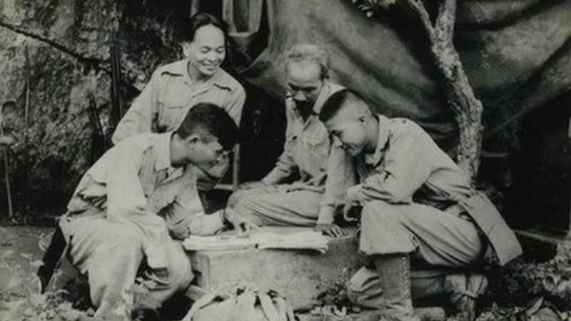 Chủ tịch Hồ Chí Minh cùng Đại tướng Võ Nguyên Giáp ở ATK Định Hóa, năm 1950. (Ảnh tư liệu).