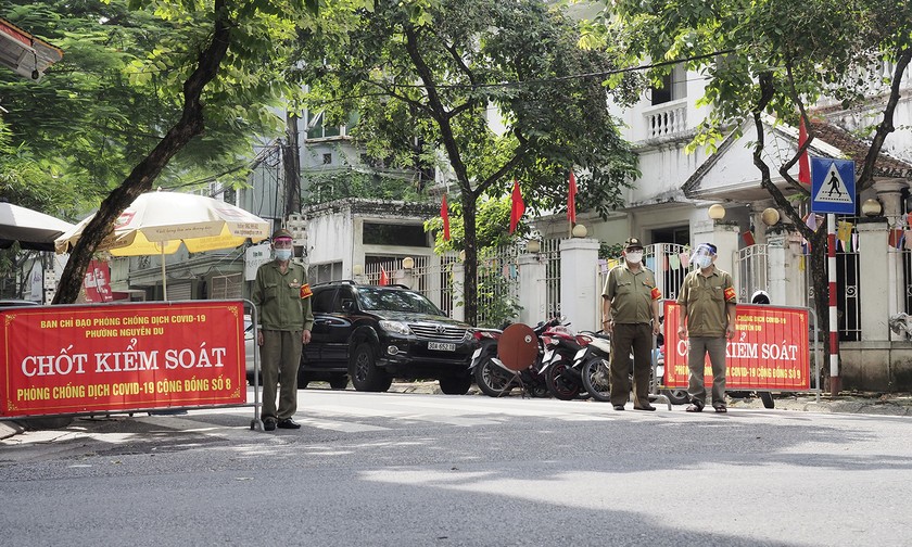 Cựu chiến binh phường Nguyễn Du, Hai Bà Trưng, tp Hà Nội tham gia tổ phòng chống COVID-19 trên địa bàn. 