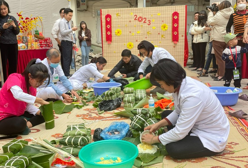 Các bác sĩ Bệnh viện Châm cứu Trung ương tham gia gói bánh chưng ủng hộ chương trình.