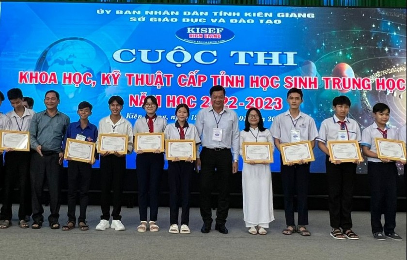 Ông Huỳnh Văn Hóa Phó Giám đốc Sở GD-ĐT tỉnh Kiên Giang và ông Nguyễn Văn Thành Phó Hiệu trưởng Trường Đại học Kiên Giang trao giải cho các thí sinh đạt giải trong cuộc thi