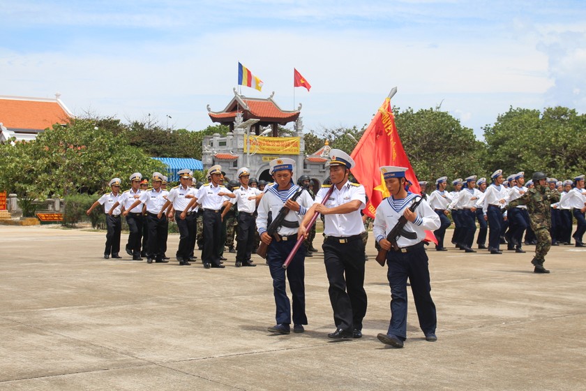 Diễu binh đầu năm ở Trường Sa.