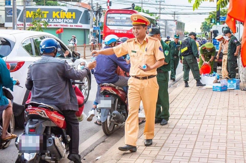 Đơn vị công an trên địa bàn huyện Long Khánh - Đồng Nai “tiếp nước” cho người dân từ quê nhà vào Nam làm việc. 