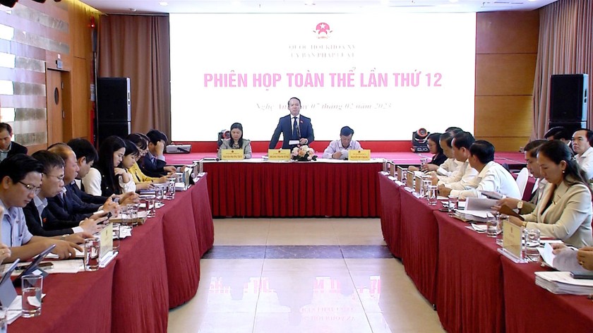 Quang cảnh phiên họp