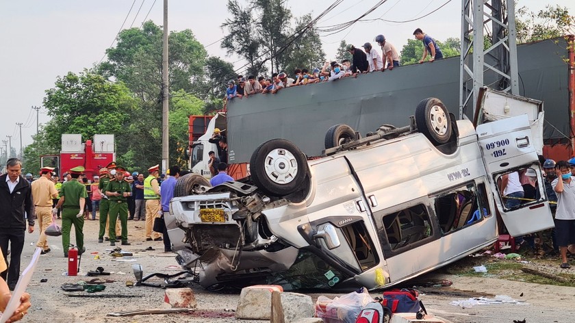 Hiện trường vụ TNGT tại huyện Núi Thành khiến 10 người tử vong, 11 người bị thương. 