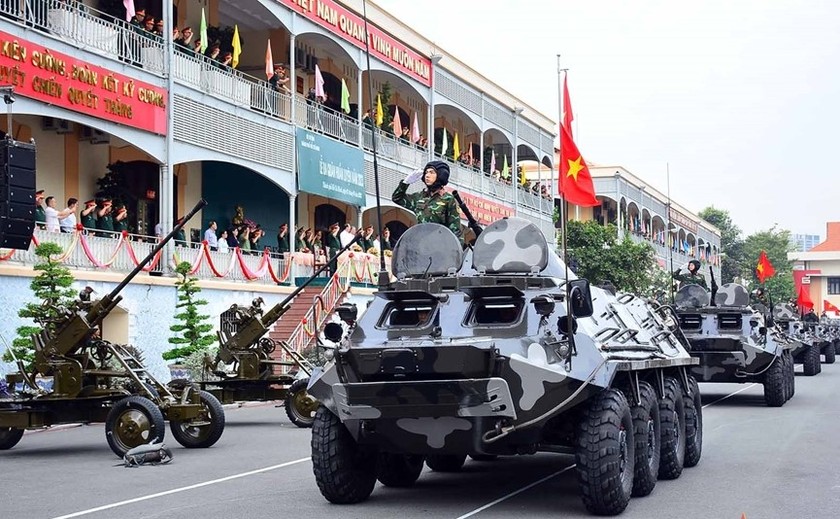 Xe bọc thép diễu hành trong Lễ ra quân huấn luyện. 