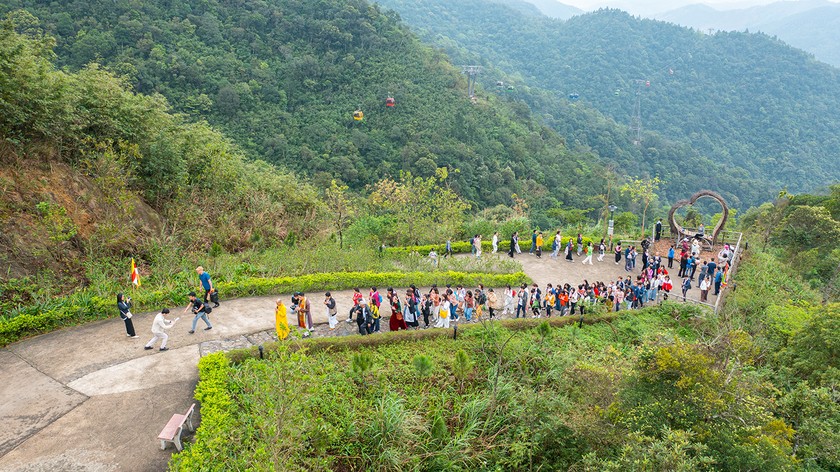 Trải nghiệm thiền trong không gian hùng vĩ và huyền ảo trên ngọn núi Bảo Đài