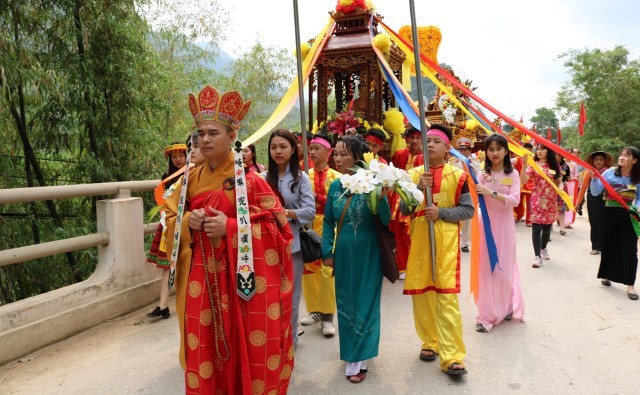 Nghi lễ rước kiệu từ chùa Ông Thiên Sơn Tự đến đền thờ Thượng tướng Thống lĩnh quân Khằm Ban. (Ảnh: Đỗ Lưu)