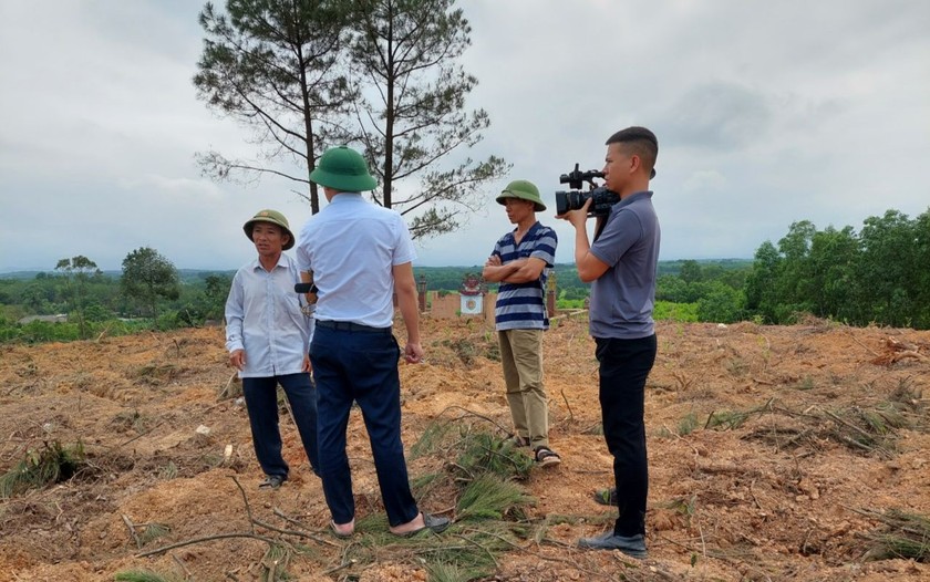 Ông Lê Quốc Khanh (áo sọc) và ông Lê Chánh Hợp (áo trắng), trú thôn Tân Đa, xã Tân Thủy tại hiện trường.