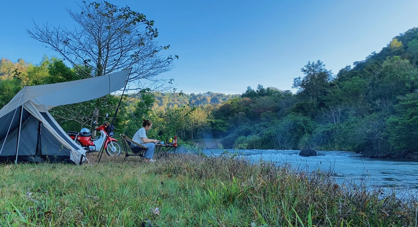 Video làm theo xu hướng cắm trại một mình (solo camping) đang thu hút rất nhiều khán giả theo dõi. (Nguồn: Tô Thảo Nguyên)