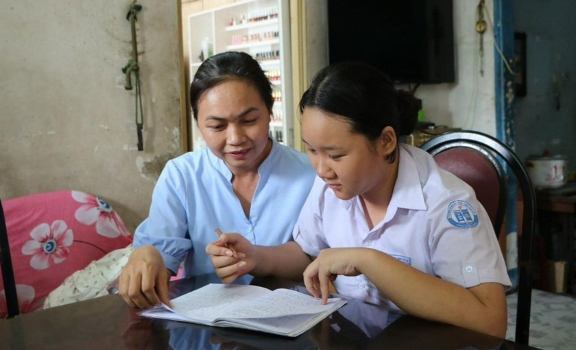 Chị Nguyễn Thị Thanh Hà ở Bình Dương là “Mẹ đỡ đầu” của em Nguyễn Mỹ Duyên luôn dành thời gian quan tâm, động viên em vượt qua mất mát, cố gắng học tập, vươn lên trong cuộc sống. (Nguồn ảnh: Báo Bình Dương)