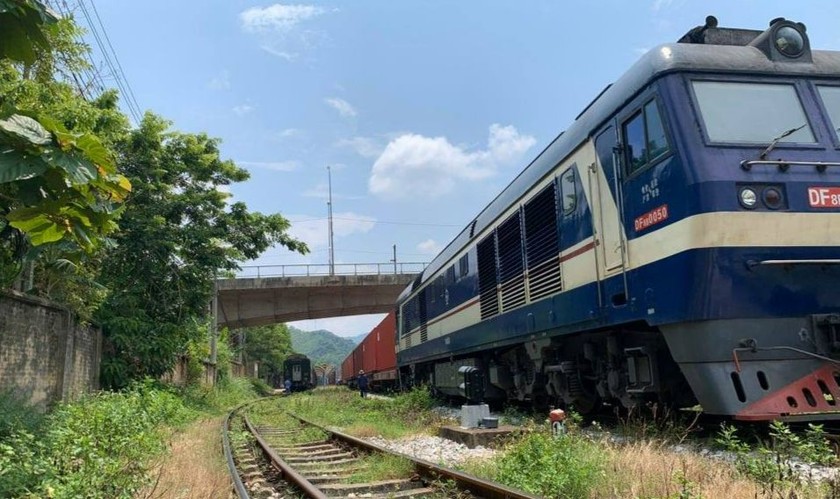 Nữ phóng viên lựa chọn tàu hỏa Việt Nam để được trải nghiệm.