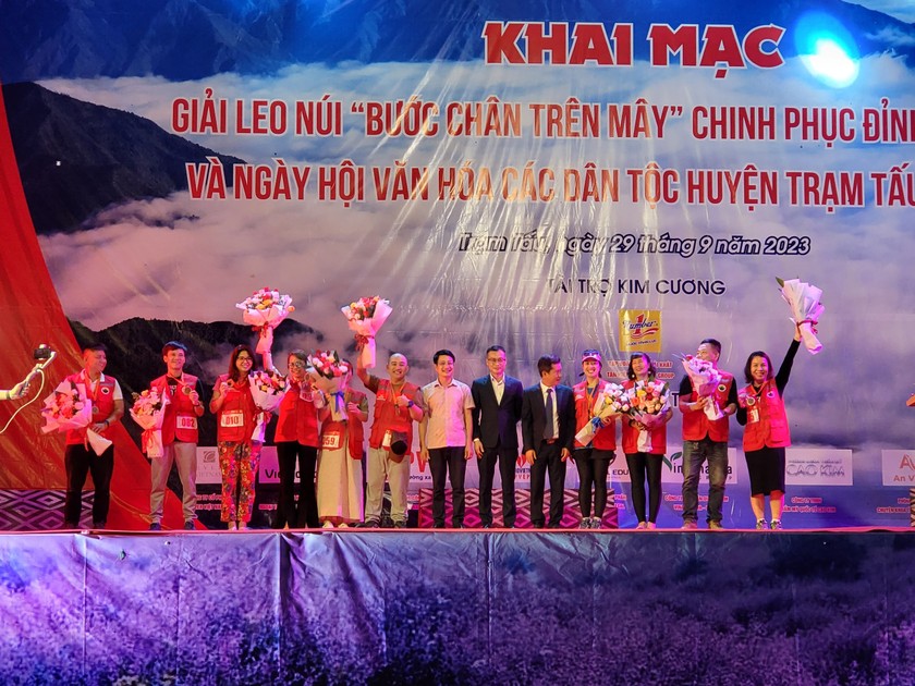 Khai mạc giải leo núi "Bước chân trên mây" - Chinh phục đỉnh Tà Chì Nhù