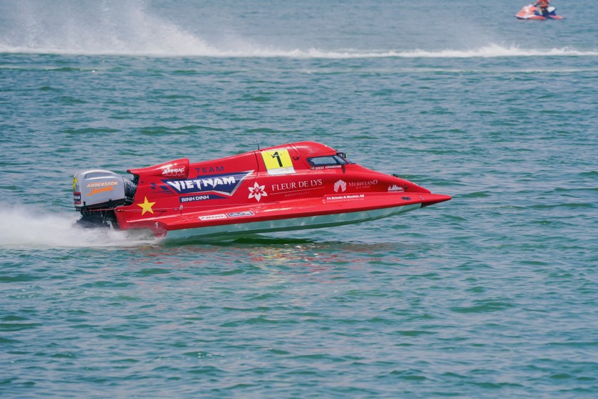 Đội Bình Định - Việt Nam giữ ngôi đầu bảng UIM F1H2O world Championship