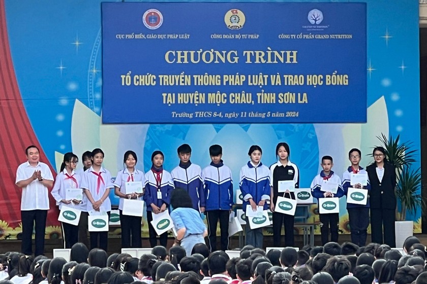 Ông Nguyễn Kim Tinh – Phó bí thư Thường trực Đảng Ủy bộ Tư pháp trao quà cho các cháu học sinh khó khăn của huyện Mộc Châu. (Ảnh Hải Anh)