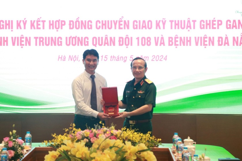 Lãnh đạo hai bệnh viện ký kết Hợp đồng chuyển giao kỹ thuật ghép gan thành công.